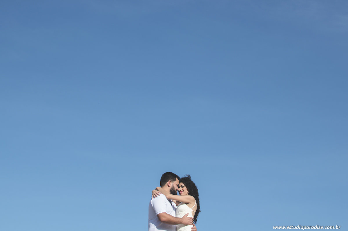 Ensaio de noivos de juiz de fora e-session na praia de itacoatiara