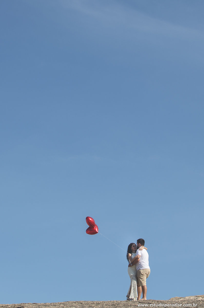 Ensaio de noivos de juiz de fora e-session na praia de itacoatiara