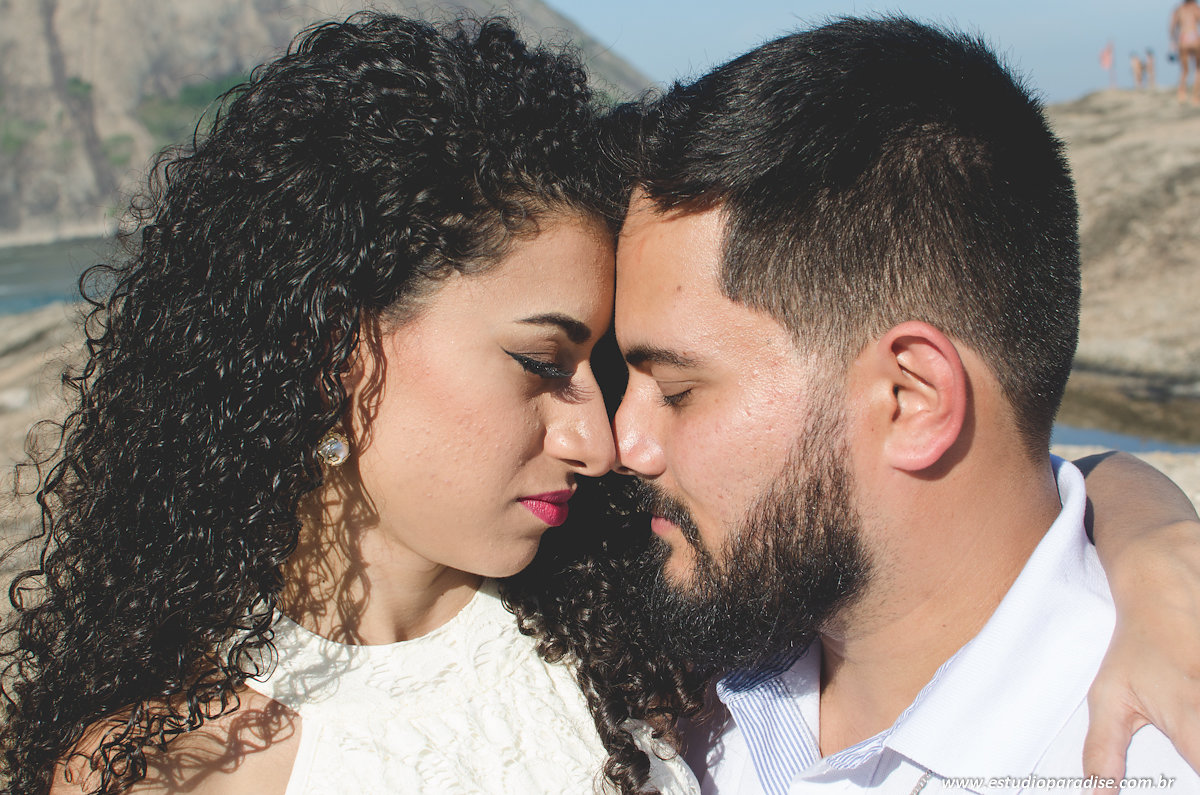 Ensaio de noivos de juiz de fora e-session na praia de itacoatiara