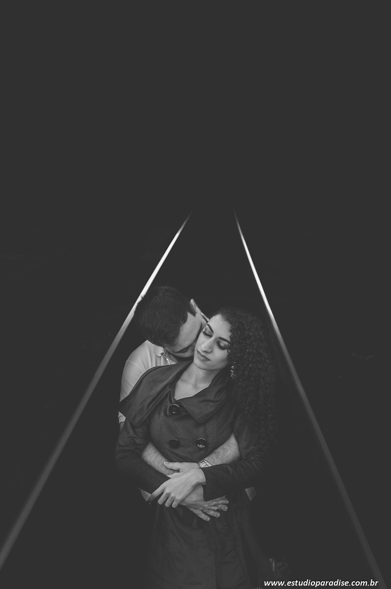 Ensaio de casal em Juiz de Fora na linha do trem