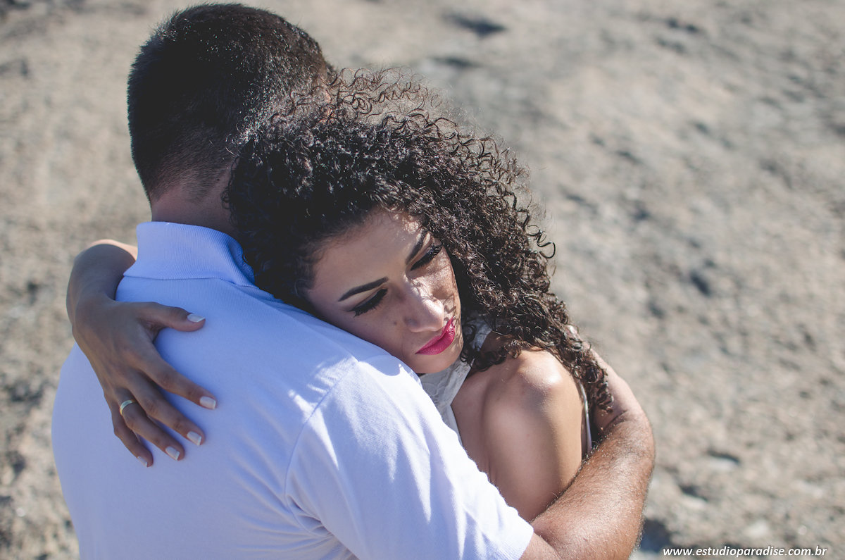 Ensaio de noivos de juiz de fora e-session na praia de itacoatiara