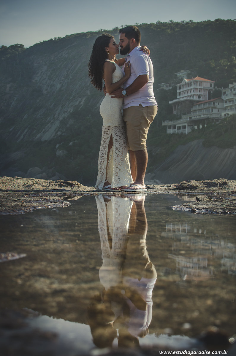 E-session na praia com imagem de reflexo