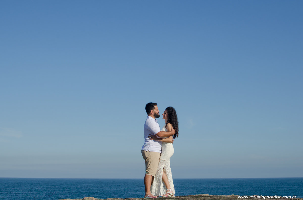 ensaio de casal pre casamento na praia com o mar ao fundo