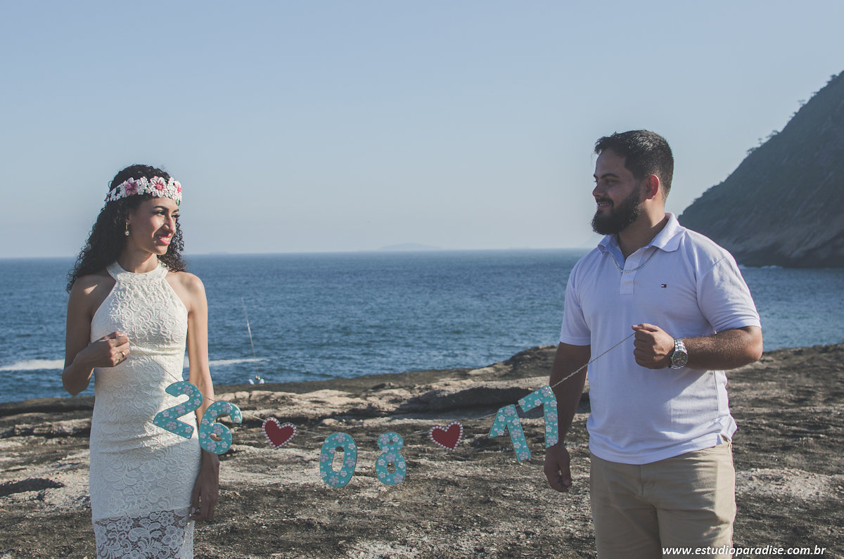 Ensaio pre wedding de noivos de jf com acessórios como o Love e a data