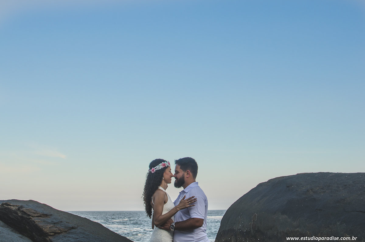 Ensaio de noivos na praia de itacoatiara