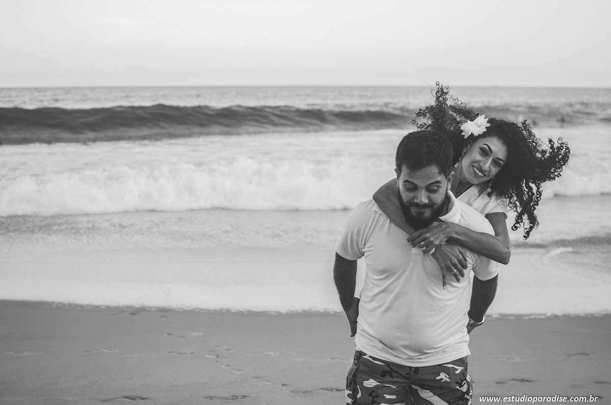 Ensaio de noivos na praia de itacoatiara