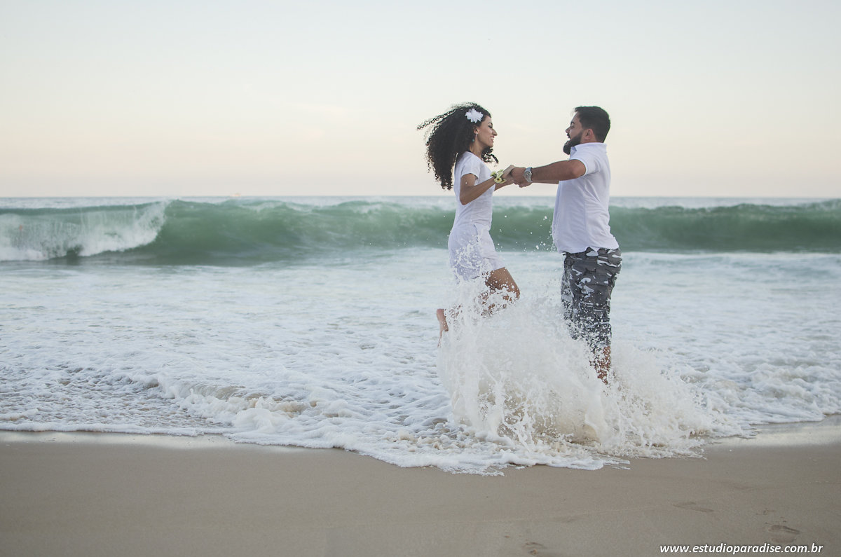 Ensaio pre wedding de casal na praia no mar