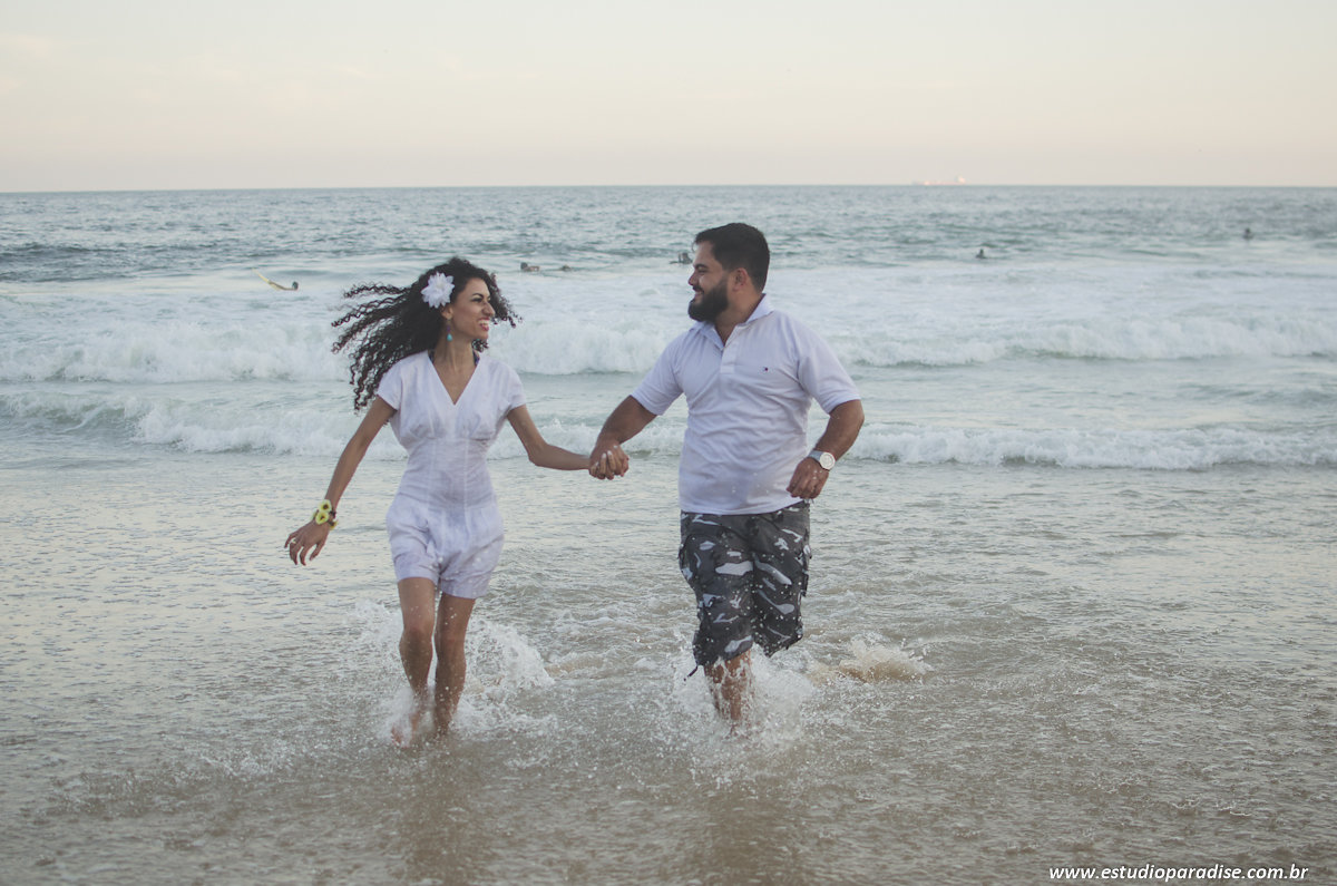Ensaio pre wedding de casal na praia no mar