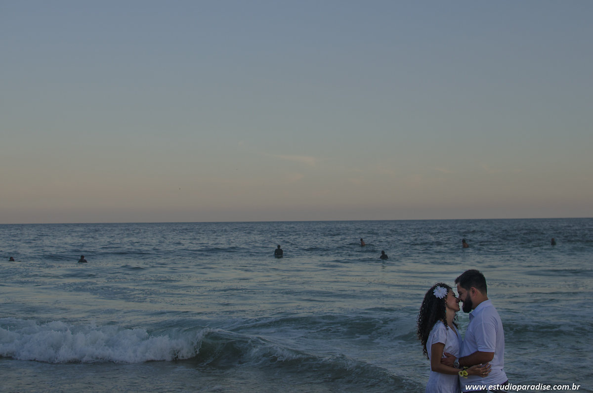 Ensaio pre wedding de casal na praia no mar