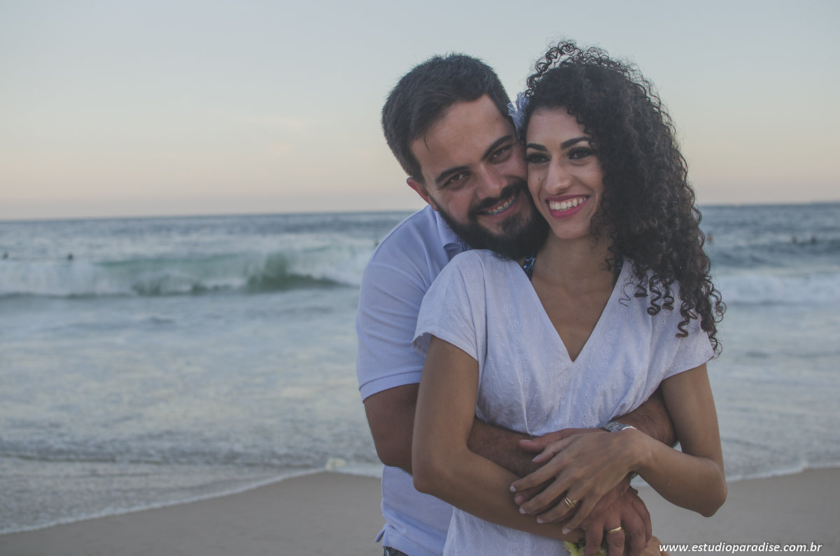 Ensaio pre wedding de casal na praia no mar