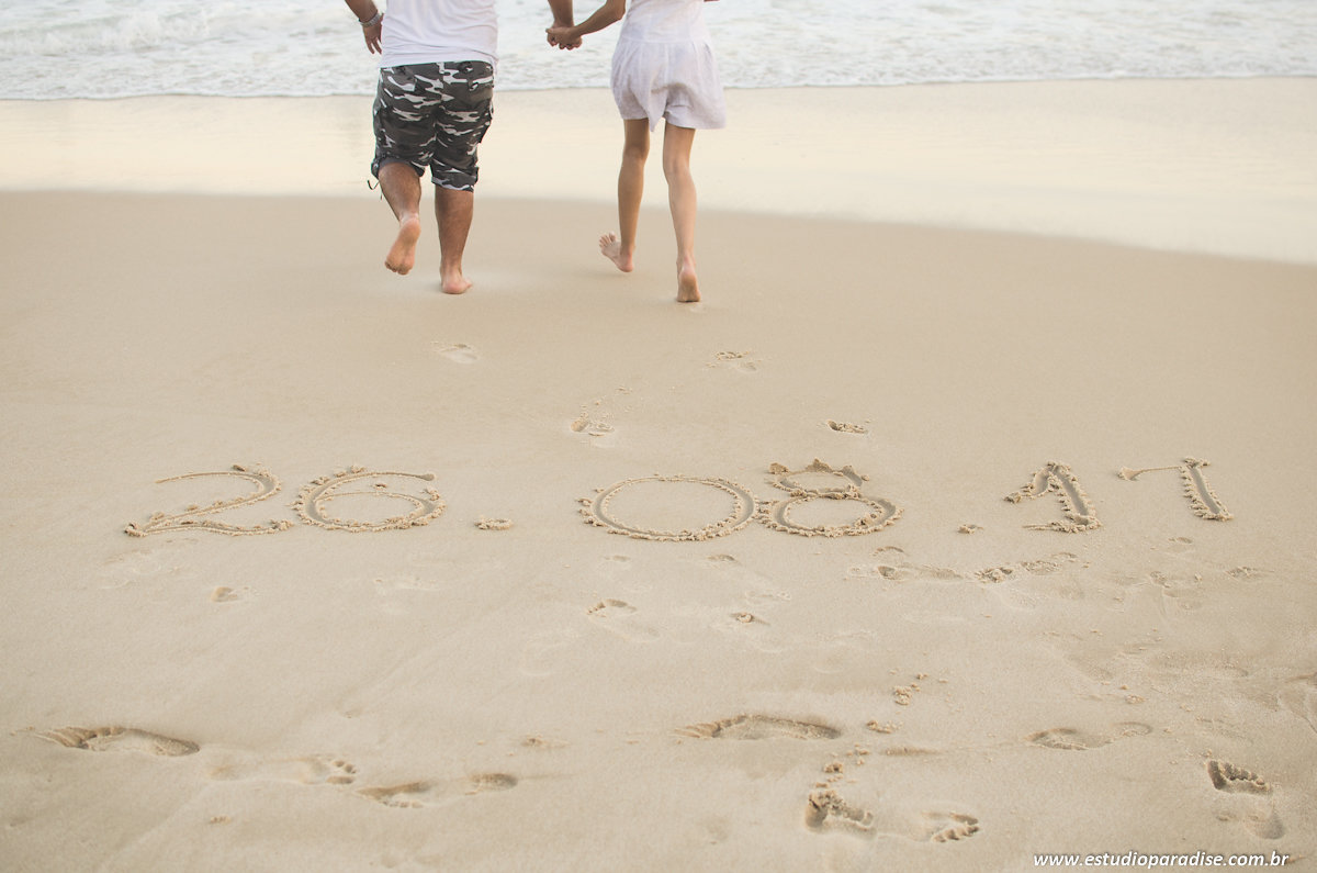 Ensaio pre wedding de casal na praia no mar
