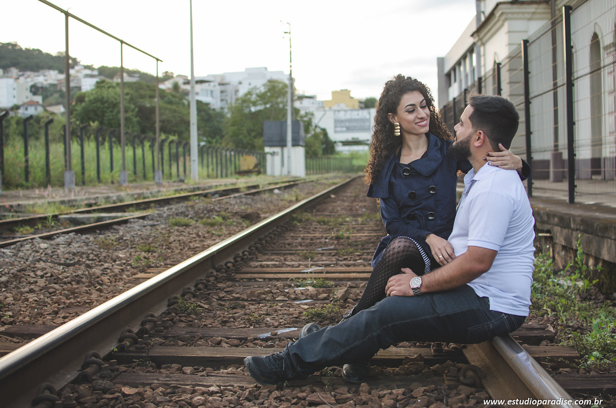 Ensaio de casal em Juiz de Fora na linha do trem