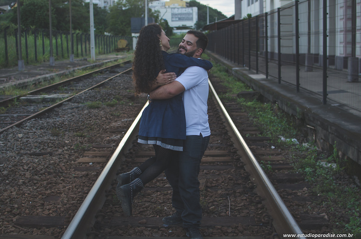 Ensaio de casal em Juiz de Fora na linha do trem