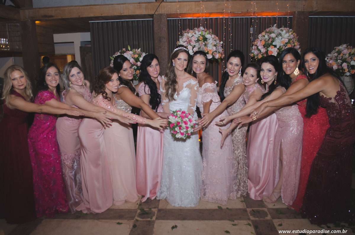 Foto da noiva com as madrinhas e o bouquet