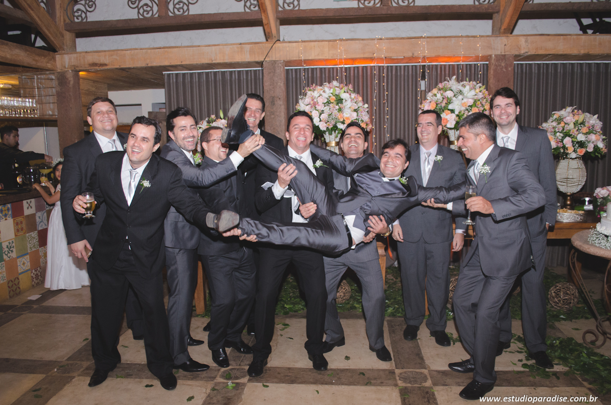 Foto do noivo com os padrinhos