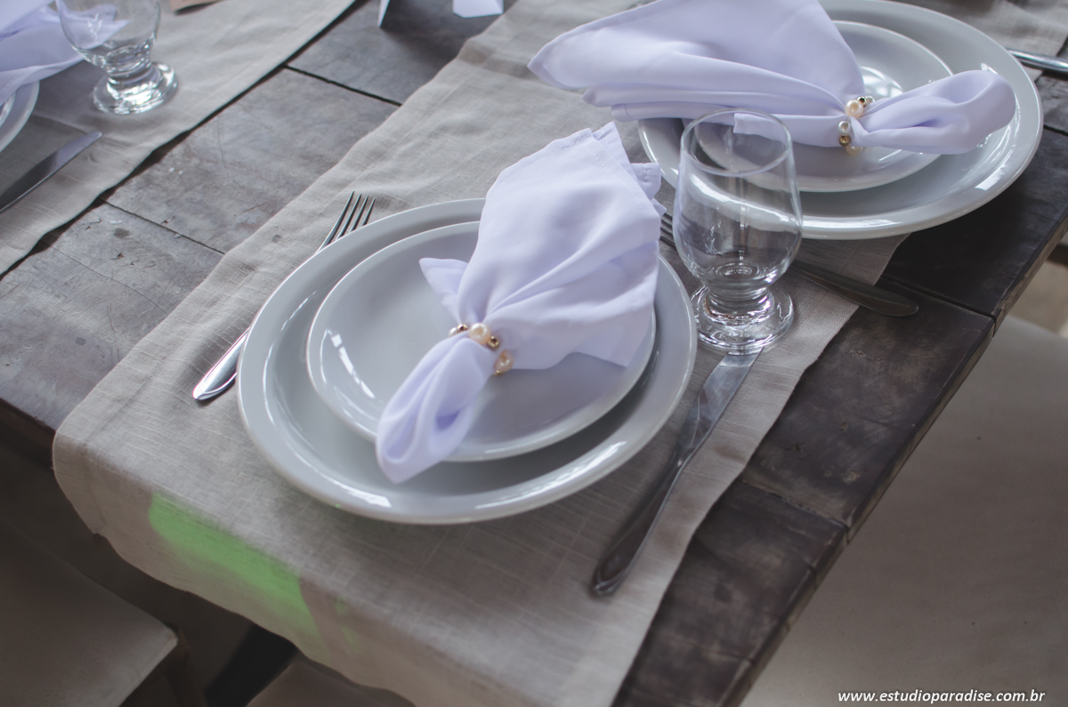 Decoração rústica do casamento ao ar livre de dia