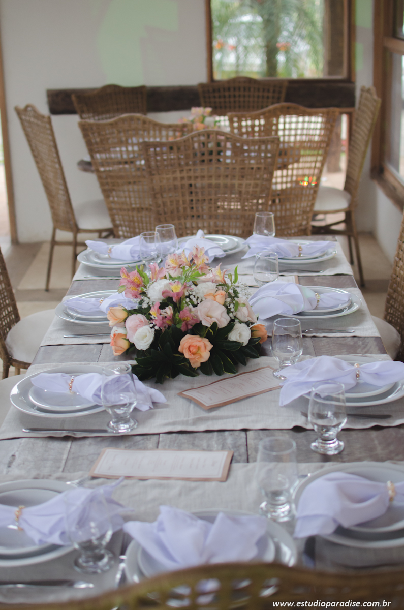 Decoração rústica do casamento ao ar livre de dia