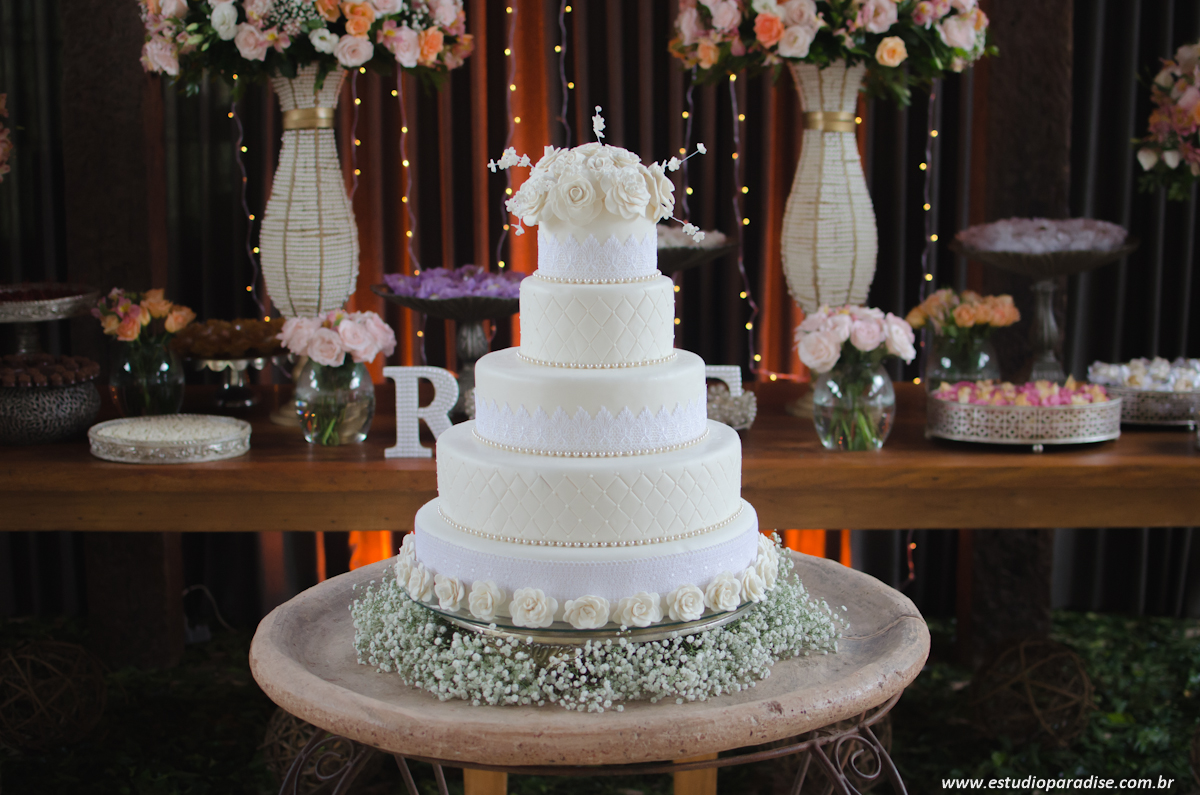 Decoração rústica do casamento ao ar livre de dia