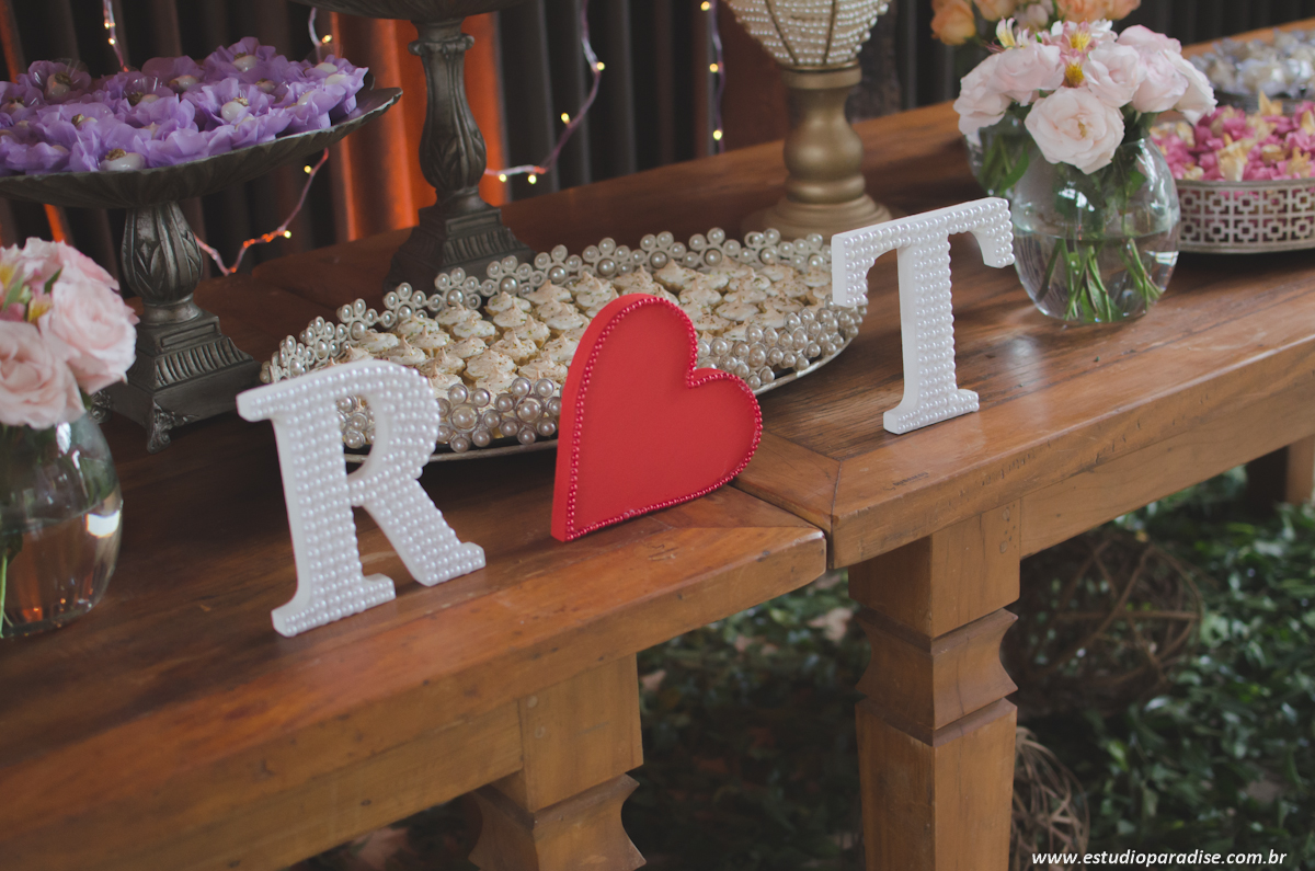 Decoração rústica do casamento ao ar livre de dia