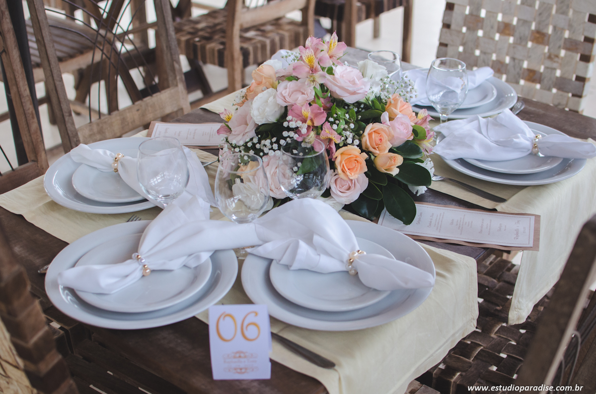 Decoração rústica do casamento ao ar livre de dia