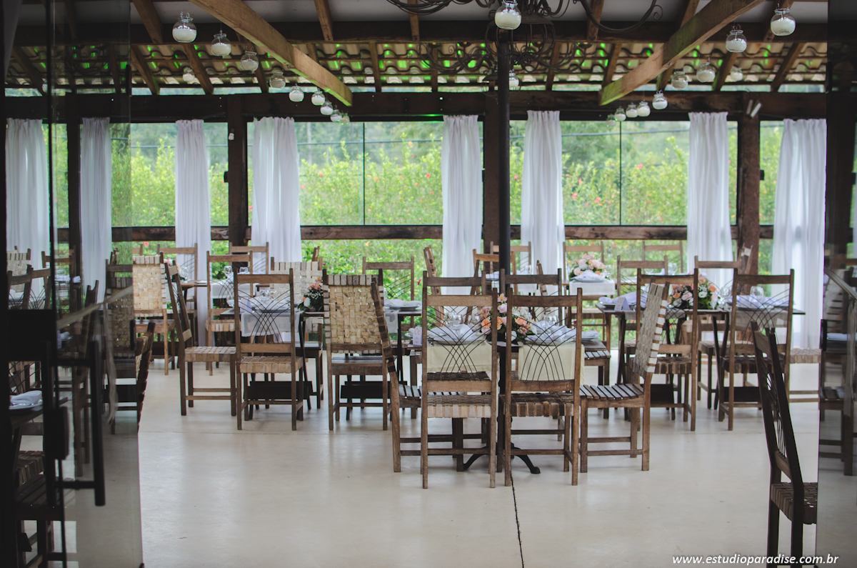 Decoração rústica do casamento ao ar livre de dia