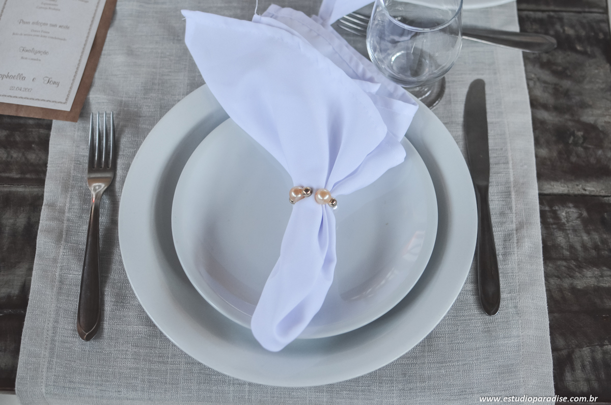 Decoração rústica do casamento ao ar livre de dia