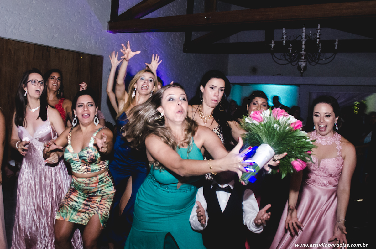 foto dos convidados pegando o bouquet