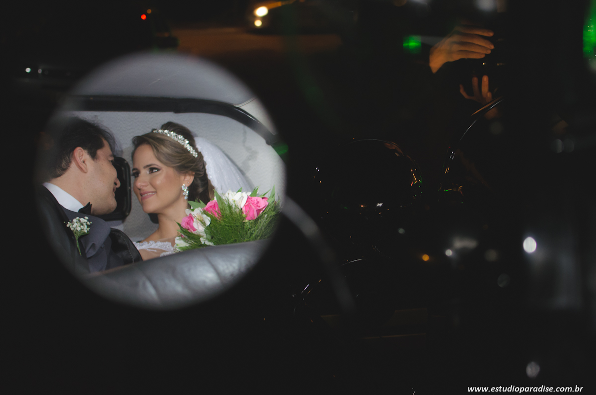 Ensaio com noivos com carro antigo