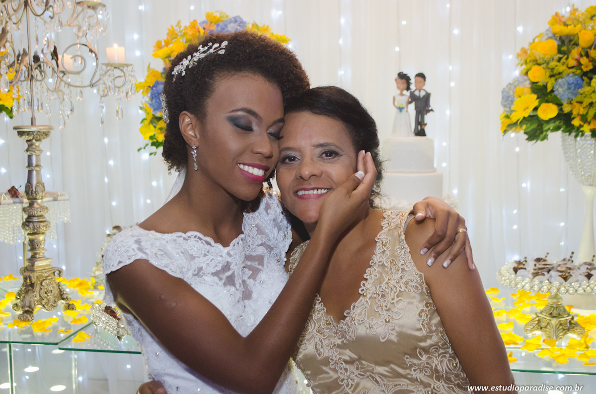 fotos do casal na mesa do bolo