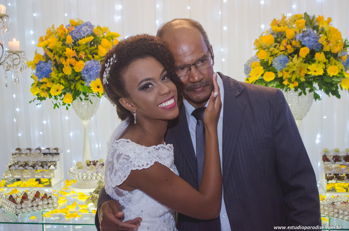 fotos do casal na mesa do bolo