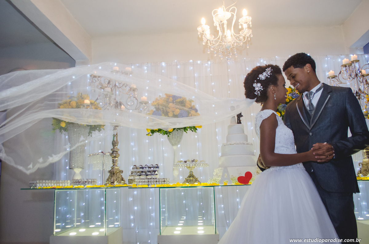 fotos do casal na mesa do bolo