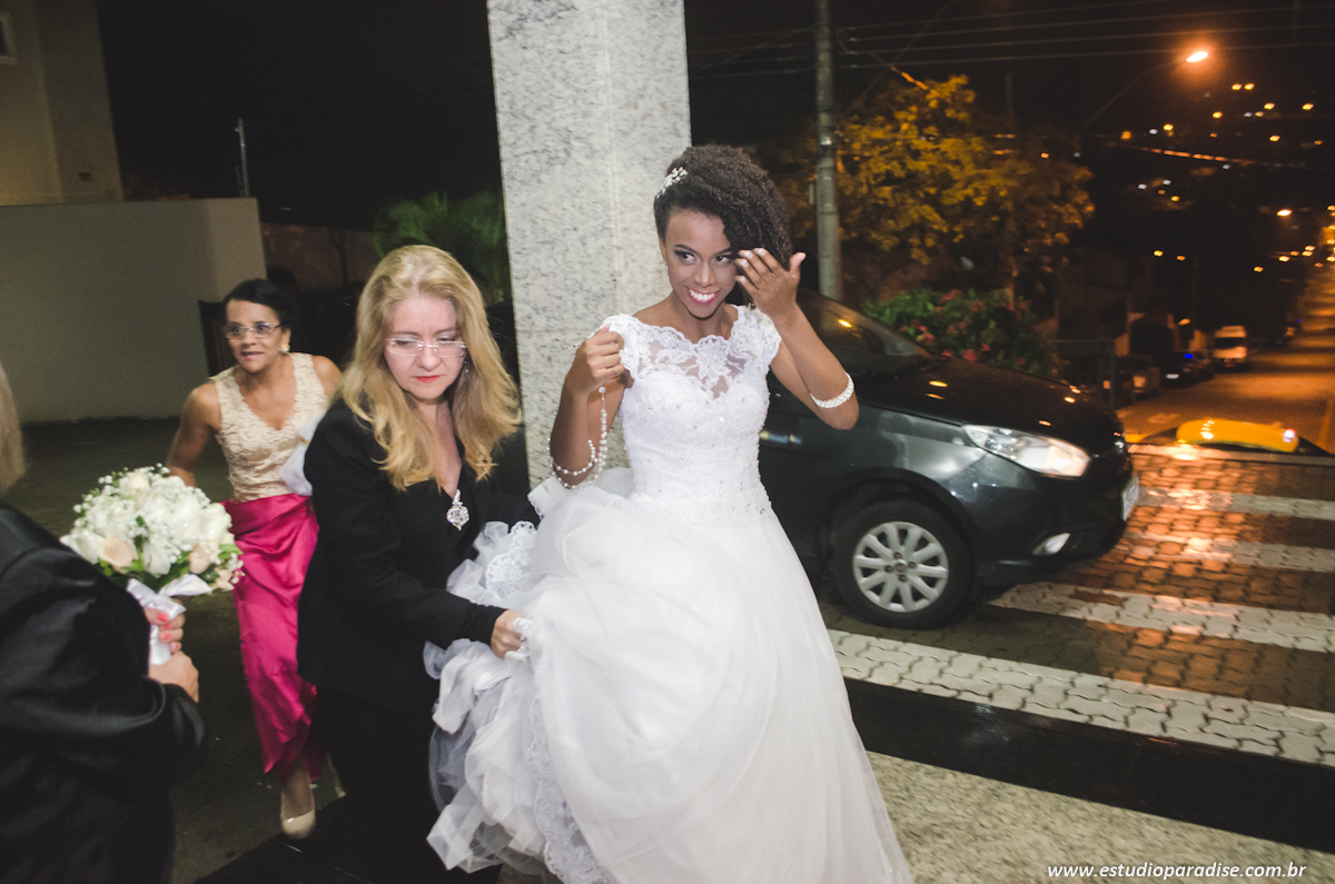 saída da noiva do carro prestes a entrar na igreja