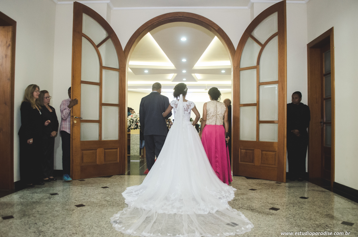 foto da fachada da igreja momentos antes da entrada da noiva