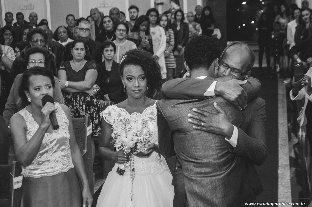 entrada da noiva com cumprimento do noivo com o pai da noiva