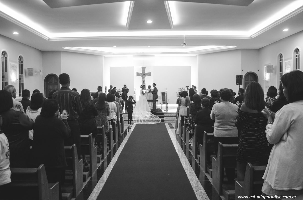 foto aberta da igreja com casal