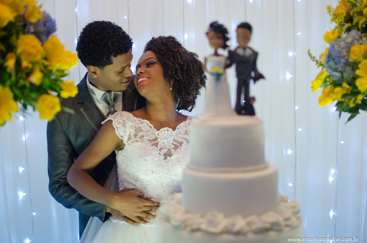 fotos do casal na mesa do bolo
