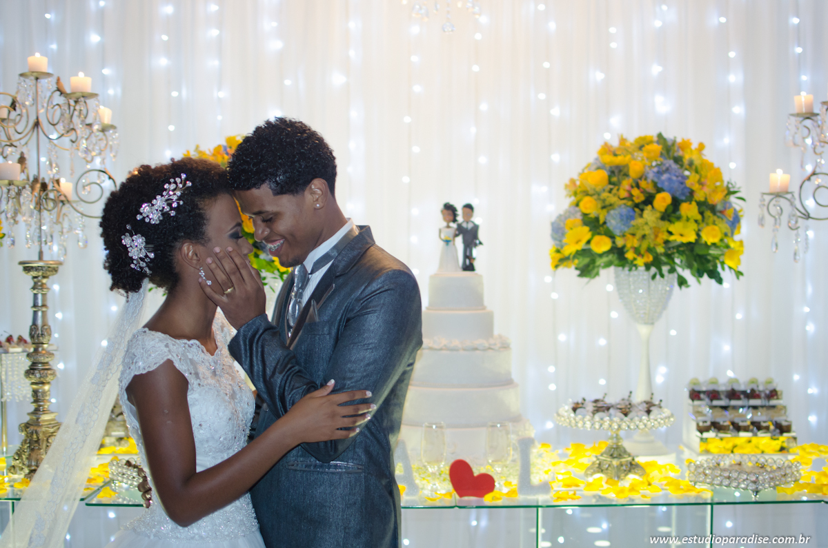 fotos do casal na mesa do bolo