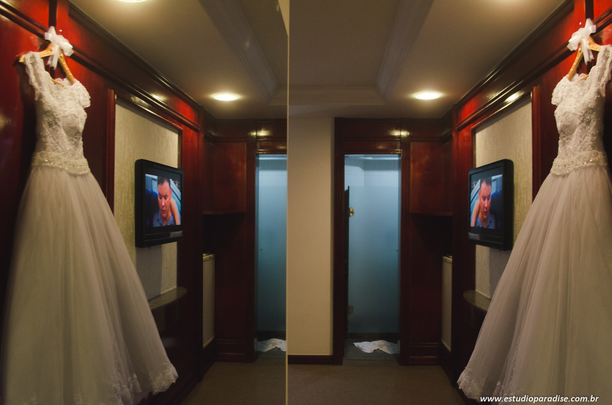 foto do vestido da noiva com reflexo no hotel