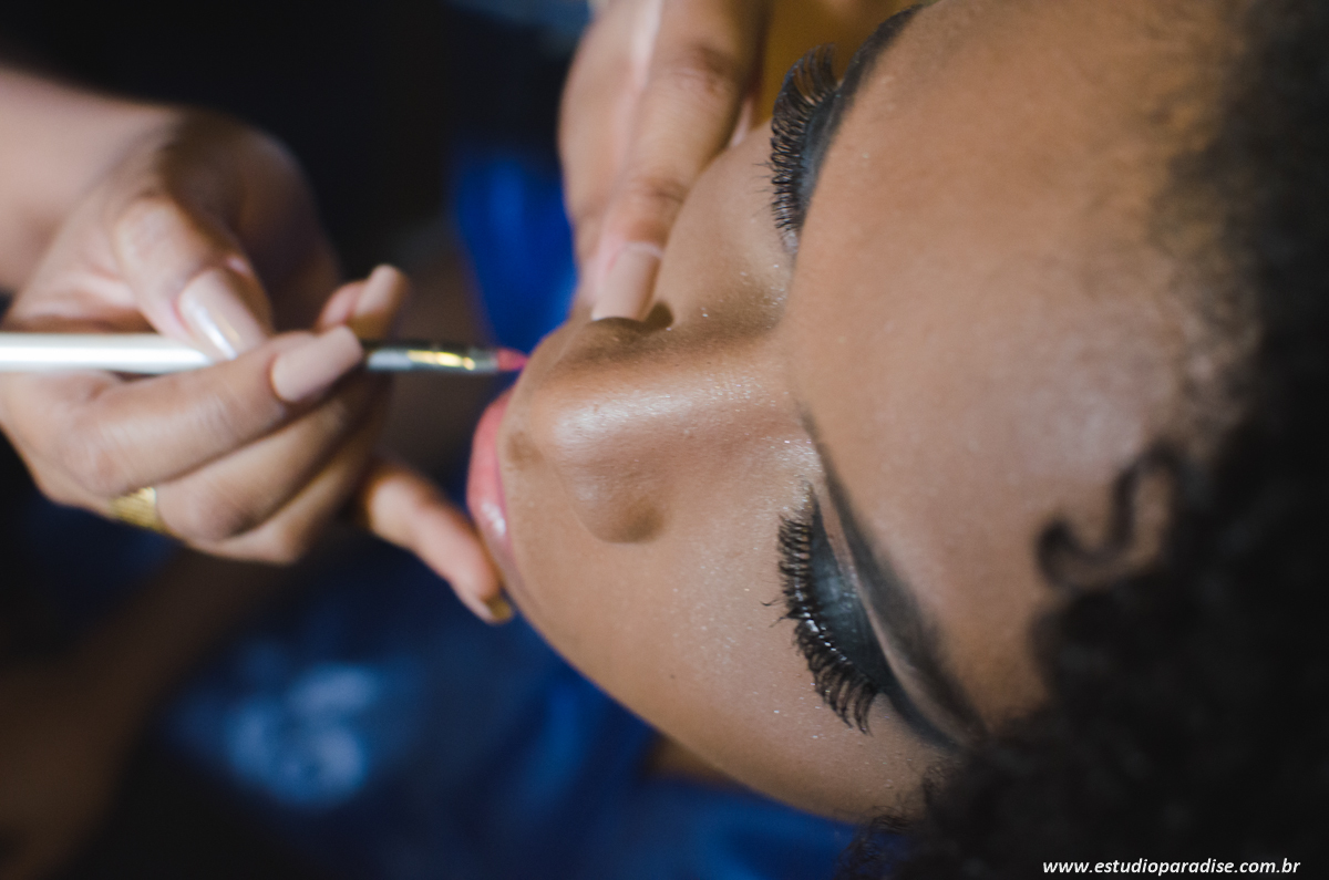 making of da noiva com foco no detalhe da maquiagem