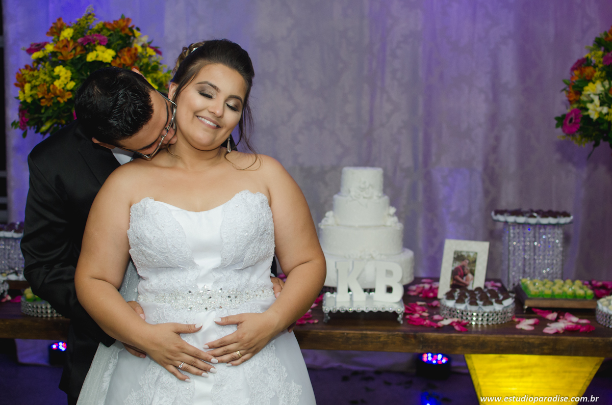 Fotos dos noivos na mesa do bolo