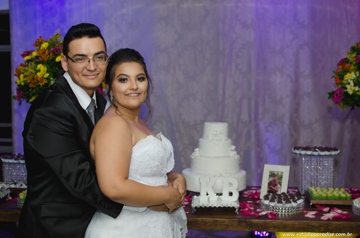 Fotos dos noivos na mesa do bolo. Fotos protocolares