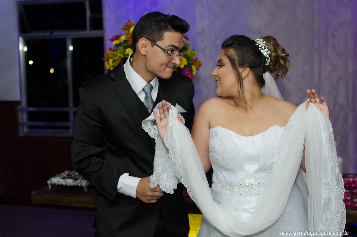 Fotos dos noivos na mesa do bolo. Fotos protocolares