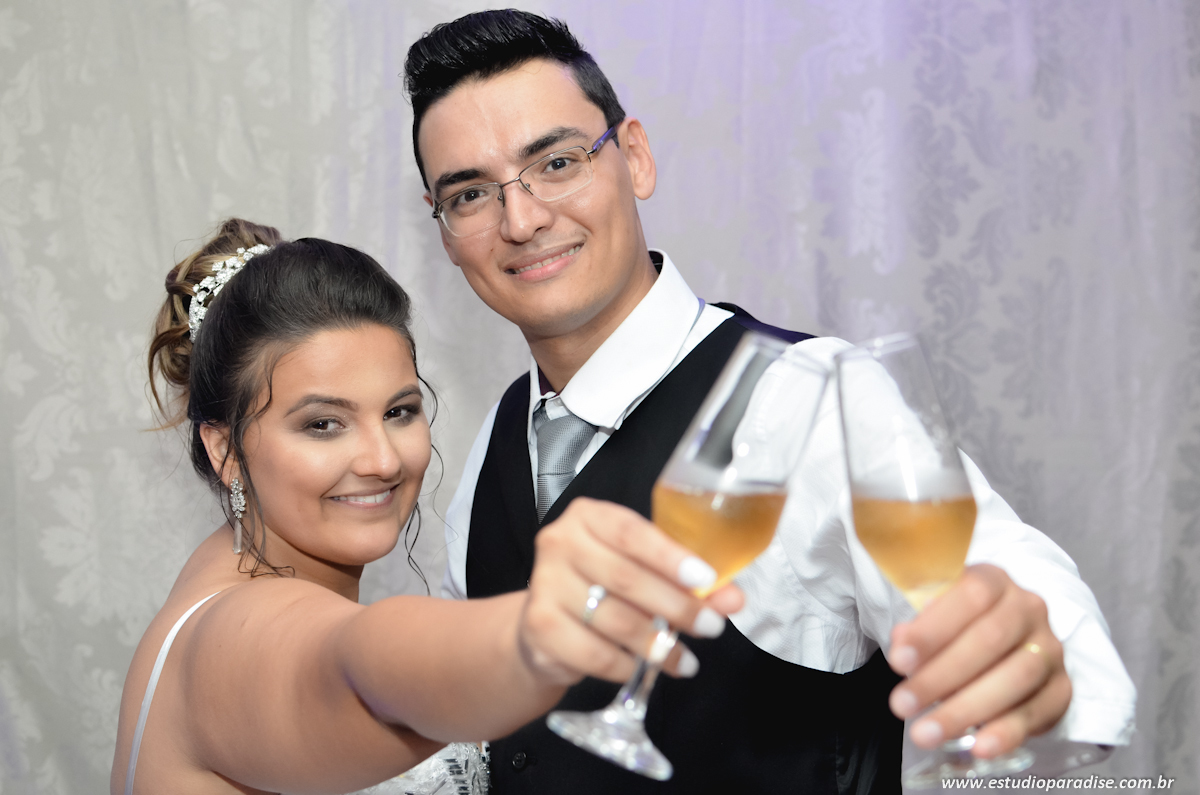 Fotos dos noivos na mesa do bolo. Fotos protocolares