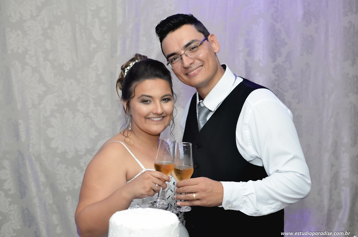 Fotos dos noivos na mesa do bolo. Fotos protocolares