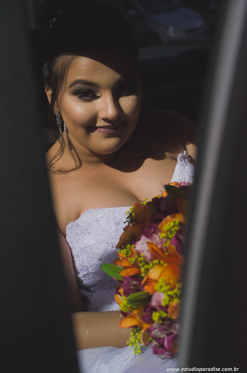 noiva chegando em carro alugado