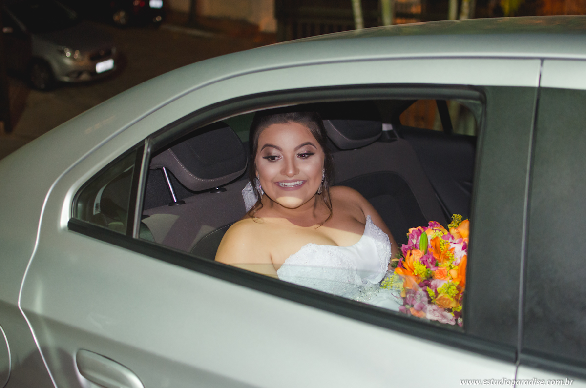 noiva chegando em carro alugado