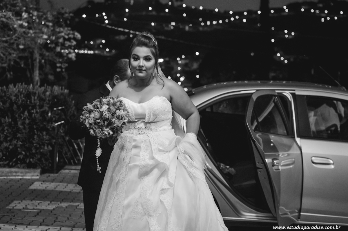 noiva chegando em carro alugado