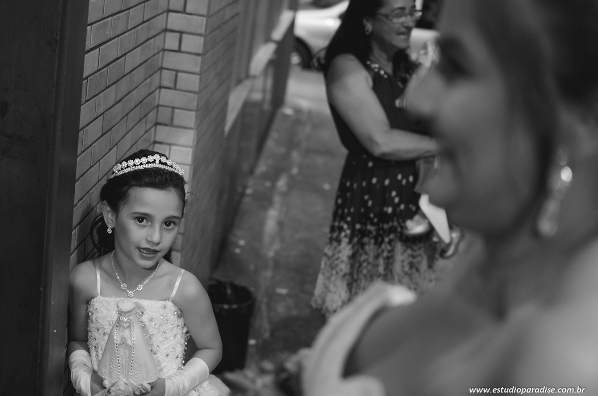 Daminha olhando para a noiva