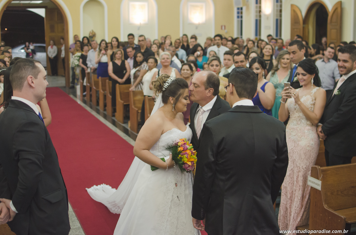 entrada da noiva com beijo do pai