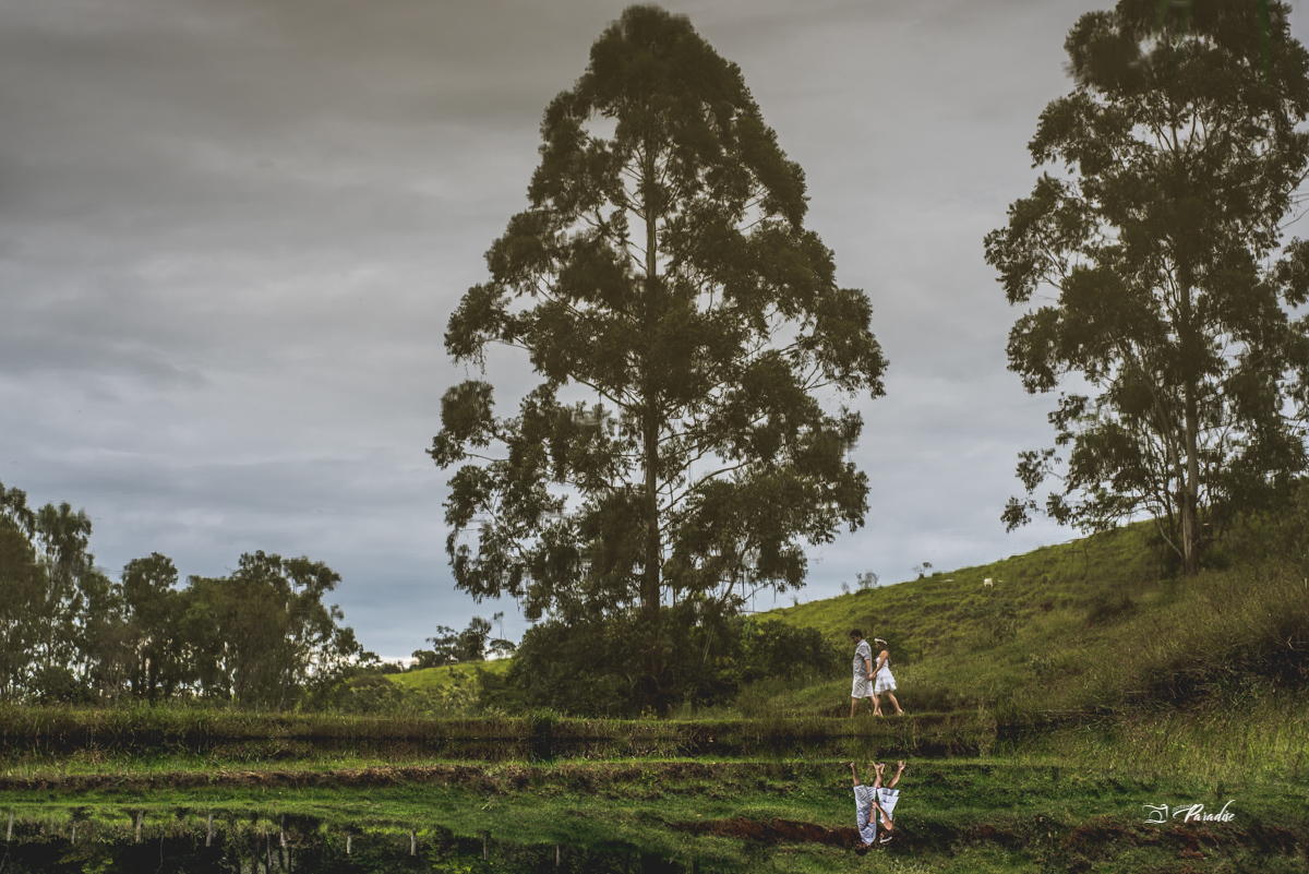 Ensaio pre casamento na natureza com reflexo